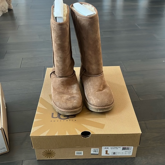 Barely worn UGG Chesnut tall boot size 8 - Picture 1 of 2